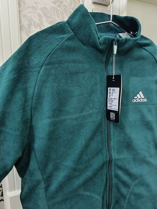 Adidas brendidagi sportifka