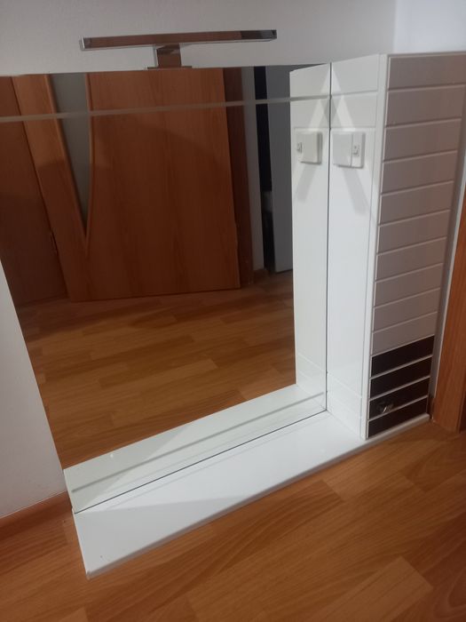 Продаётся раковина с зеркалом для ванной комнаты.