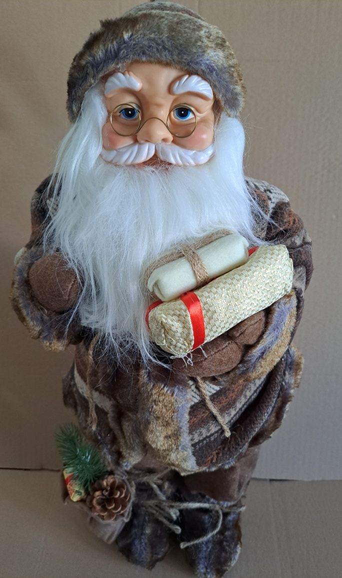 Figurina Mos Craciun 60 cm înălțime cu schiuri ursulet sac cadou brad