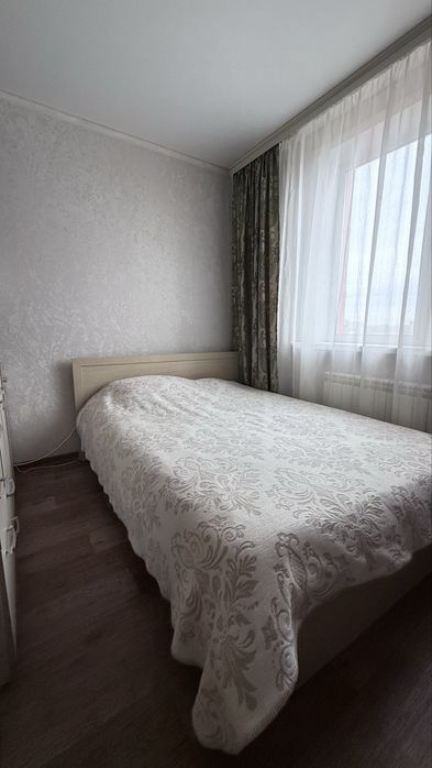 Двуспальная кровать с матрасом, 140х200