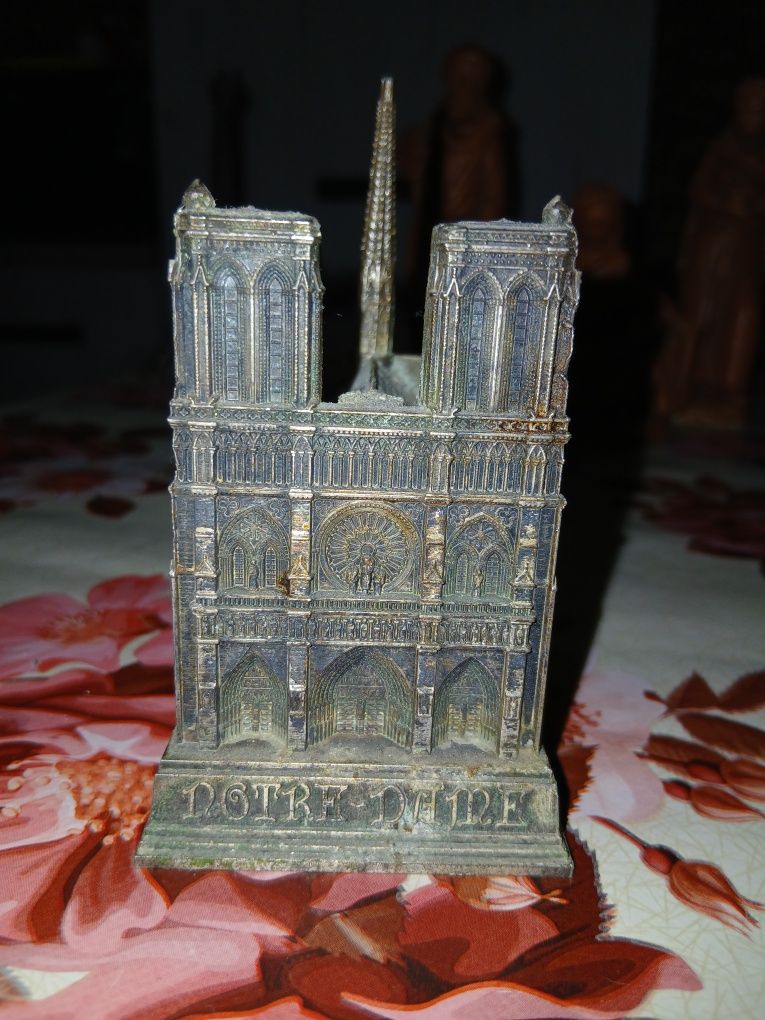 Lot de vânzare Turnul Eiffel, Notre-Dame,Sfânta Fecioară cu pruncul