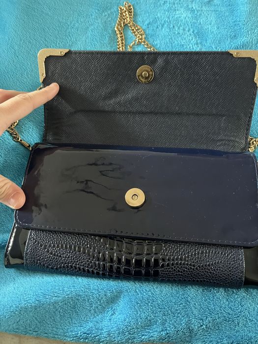 Geanta tip plic piele lacuita Prada 16x3x23 cm in stare perfecta