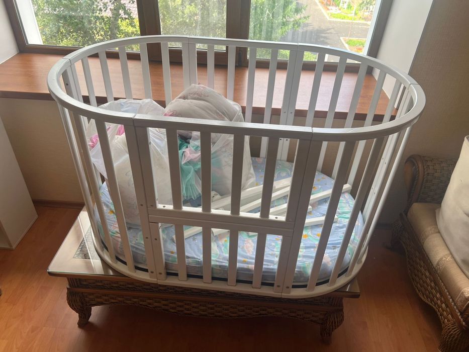 Кроватка детская белая