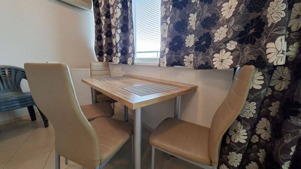 Масичка за хранене + 4 стола -eко кожа