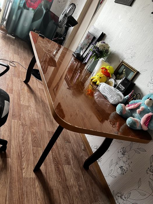 Стол дубовый продаем