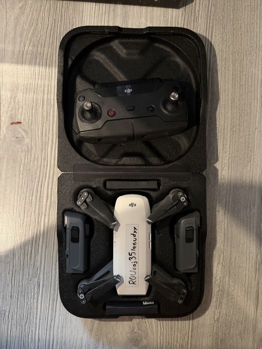 Drona DJI Spark cu telecomanda