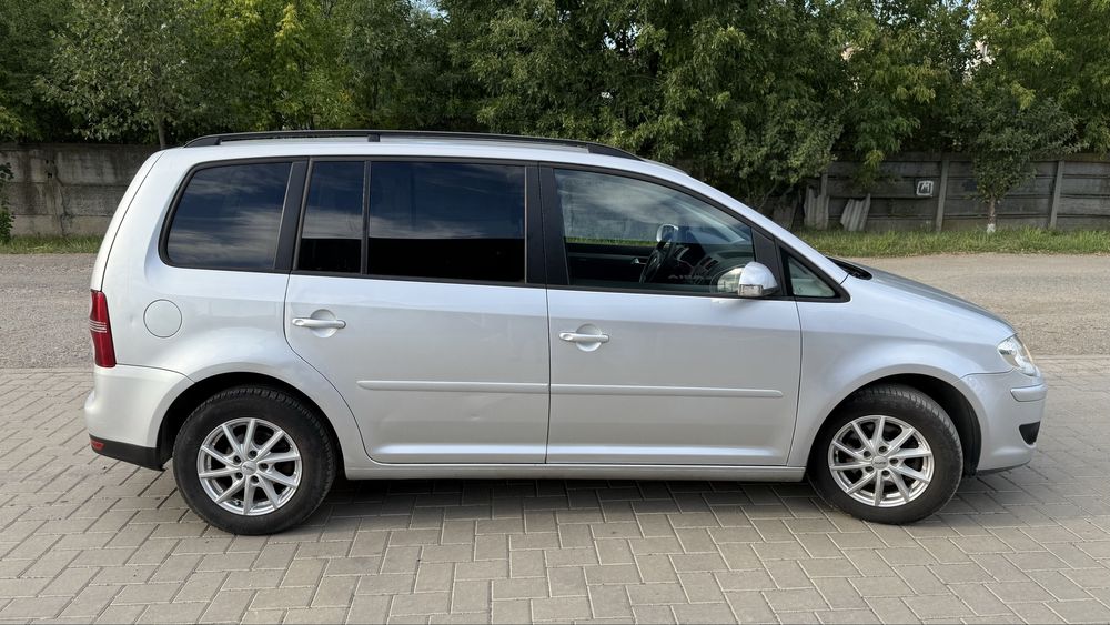 VW Touran Facelift an 2008 2.0 Diesel 140cp 2599€