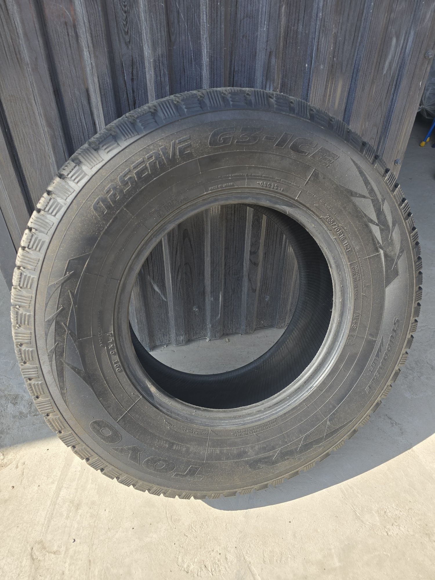 Продам зимние шипованные шины TOYO Observe G3-ICE, размер 265/70 R16.