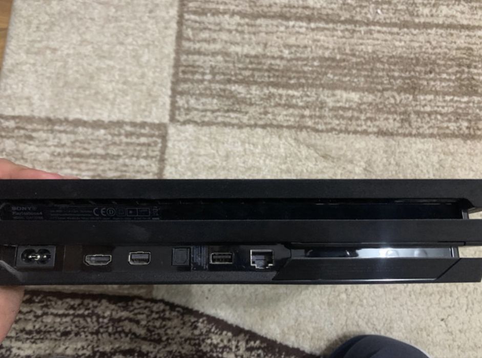 Ps 4 pro 1 tb plus 5 jocuri