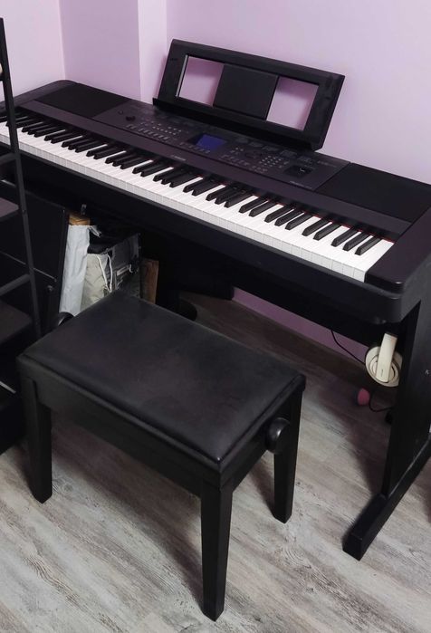 ПРОДАВАМ дигитално пиано YAMAHA DGX-660, заедно с табуретка ROLAND