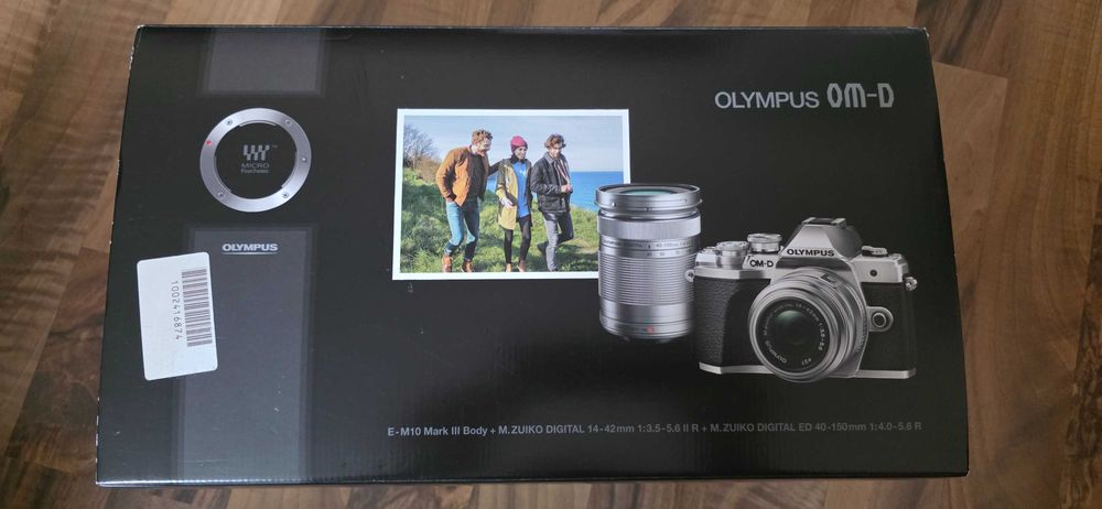 Vând Olympus OM-D E-M10 Mark III + kit 14-42mm+ 40-150mm 1:4.0-5.6