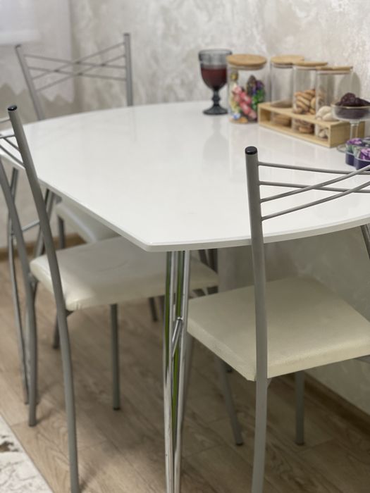 Продам срочно, хороший Кухонный стол и 4 стула