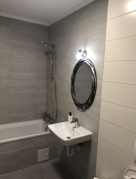 Montare corpuri iluminat. Instalare plafoniera. Galerie . Oglinda baie