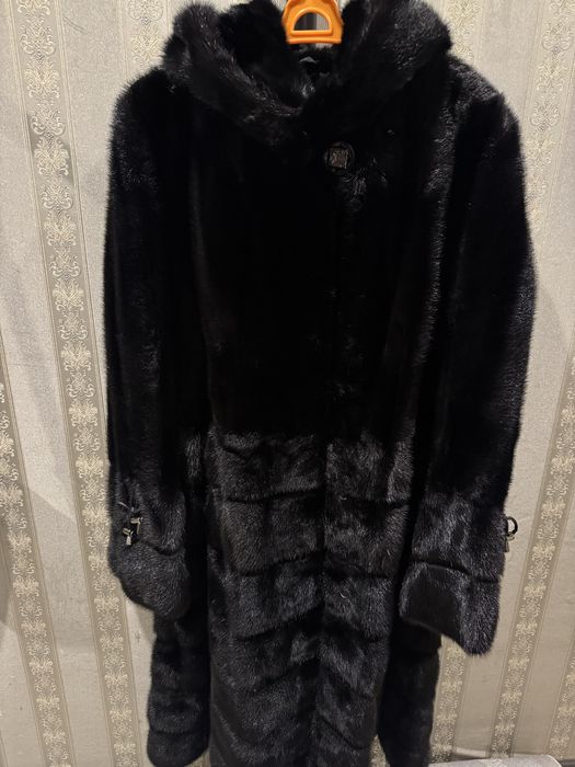 Пропрдам норковую шубу, черный прин, с капюшоном в отличном состоянии,