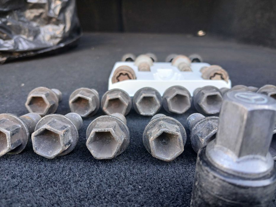 Болтове + секрет+камък за мерцедес