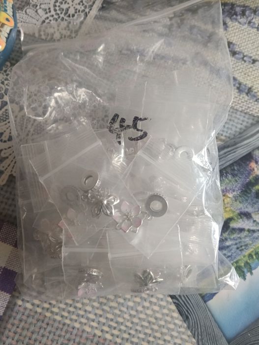 сребърни талисмани (чармчета) с флорални мотиви и инкрустирани камъни