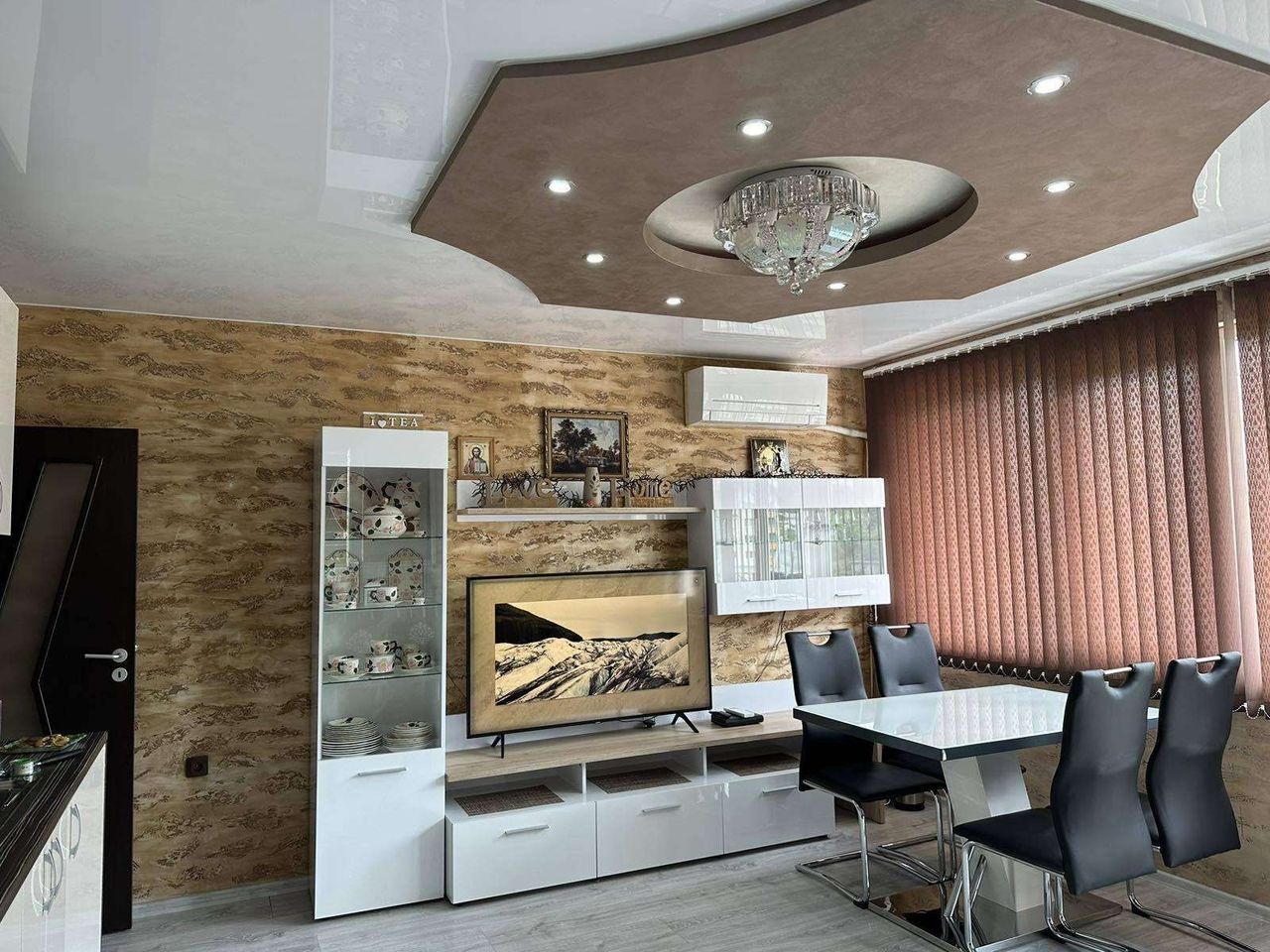 Продава се Двустаен апартамент в Стара Загора, Три чучура - център - 70 кв.м за 1072 €/кв.м - Снимка #2