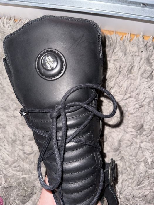 New Rock ботуши с метални елементи идват с кутия