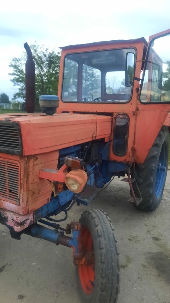 Vând tractor U650 + plug!