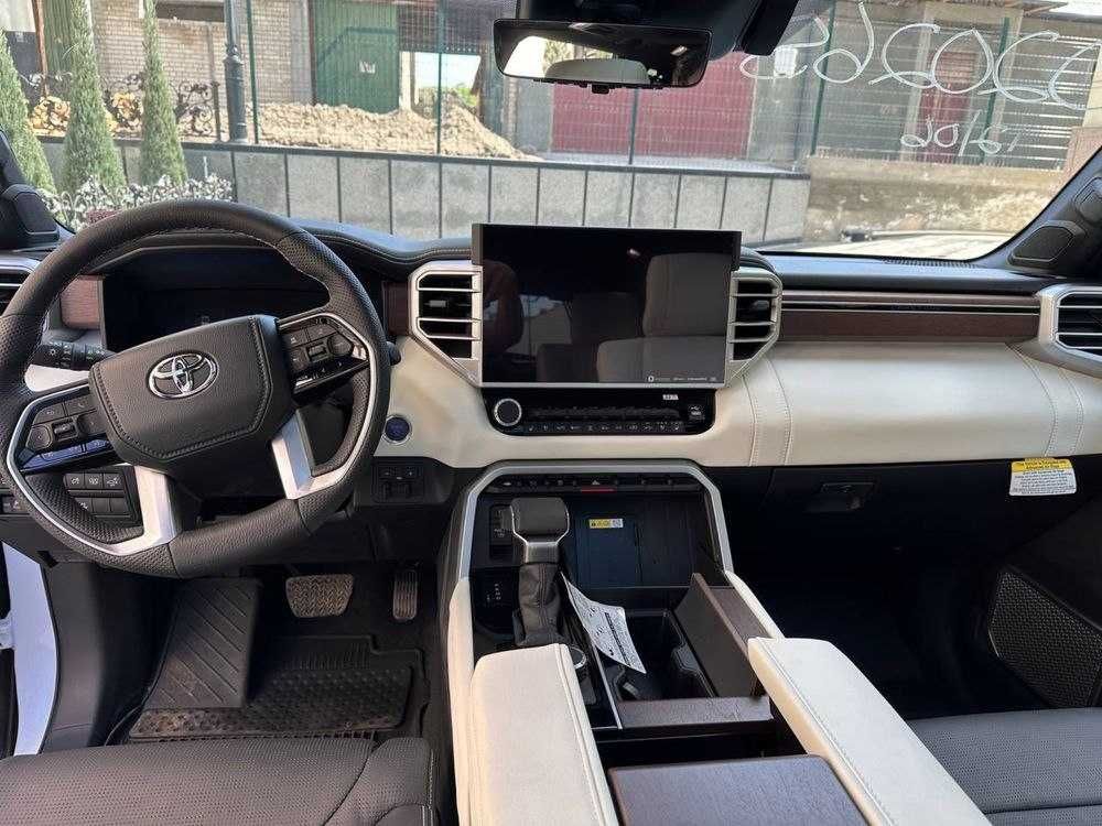 Toyota Sequoia Capstone 2023 год