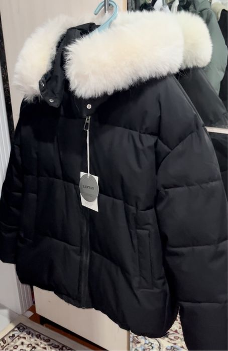 Женская зимняя оверсайз куртка с белым меховым воротником