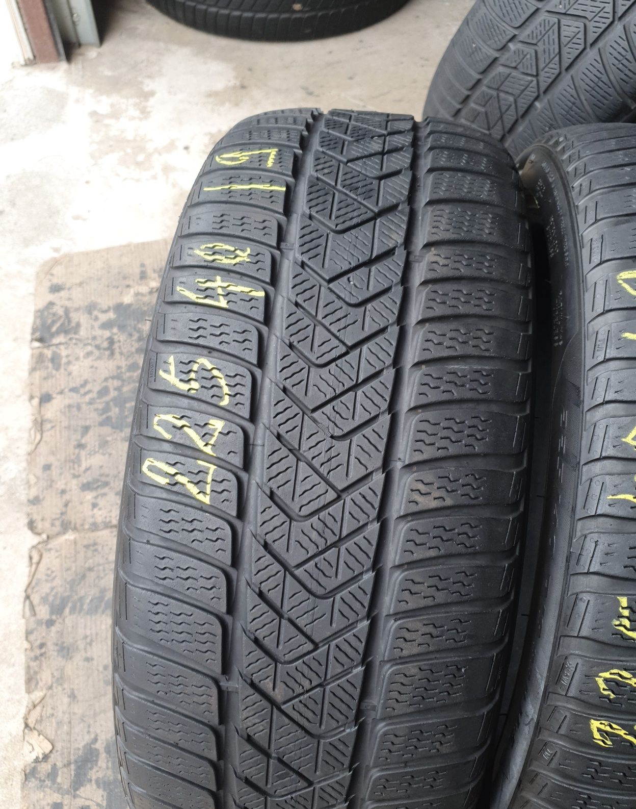 2 Anvelope Pirelli 225 40 R19 M/S iarnă  Stare perfectă DOT 0419