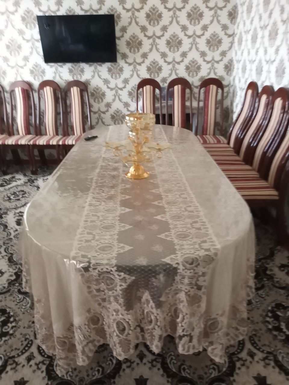 Гостинный стол и стулья,и кухонный уголок в хорошем состоянии..уступим