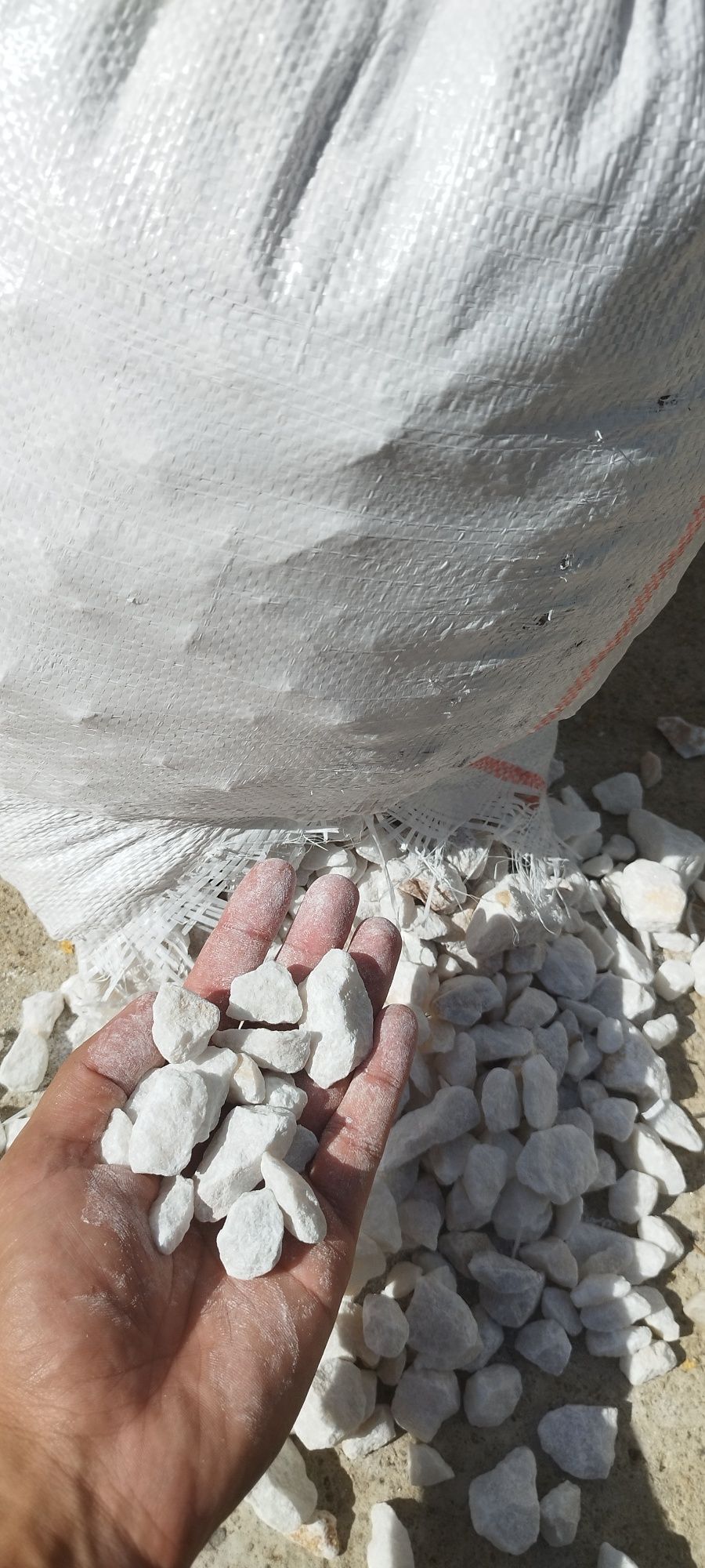 Piatra decorativă din marmură spartă 16/32 – sac 50 kg