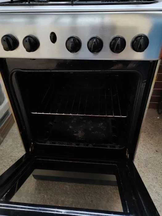 Aragaz inox 4 ochiuri si cuptor Indesit