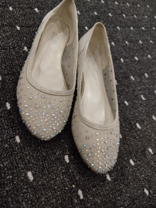 Kelinchaklarga chiroyli kuylak va oyoq kiyim