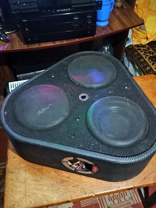 Vând un bas auto de putere mare dif cu 2 bobine 1200 de wați la 2 omy