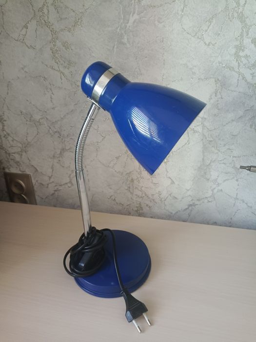 Продам настольную лампу