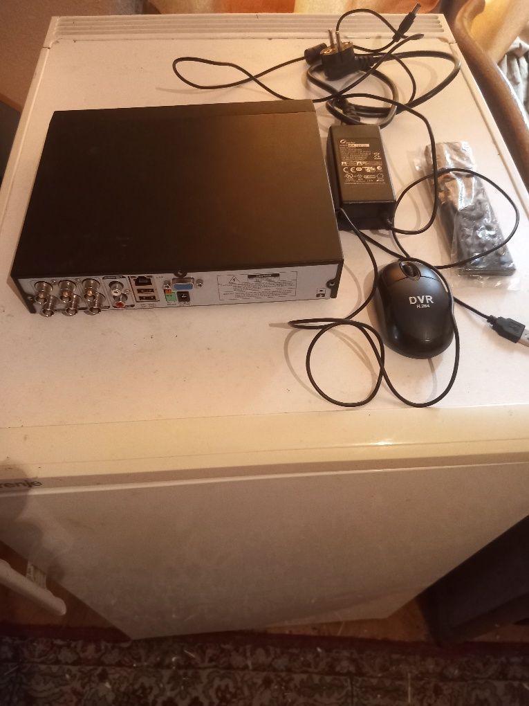 Продавам DVR 4 канален.Пълен комплект -кабел, дистанционно и мишка.