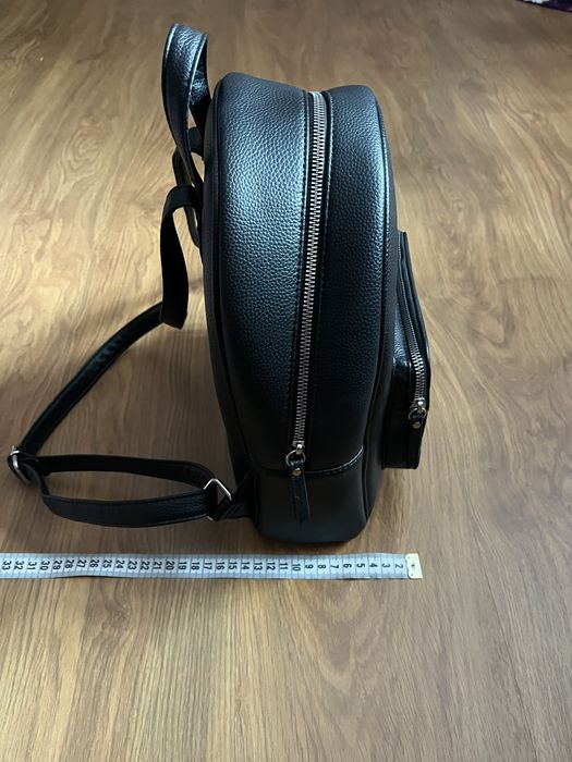 Продавам дамска кожена раница Pull&Bear