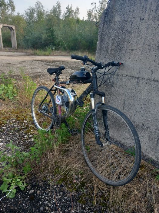 Bicicletă cu motor tuning fac schimb cu trotineta electrica