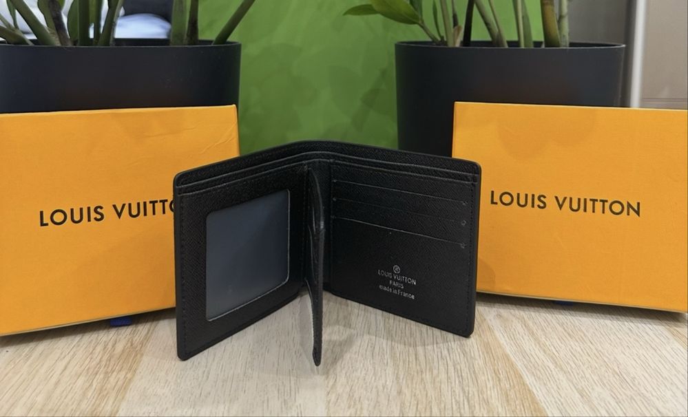 Louis Vuitton Портфейл Чисто Нов