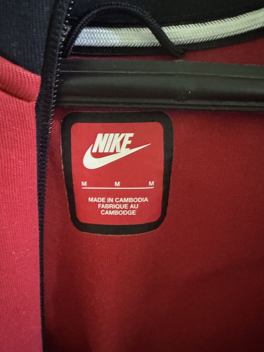 Продавам Nike Tech Fleece горнище