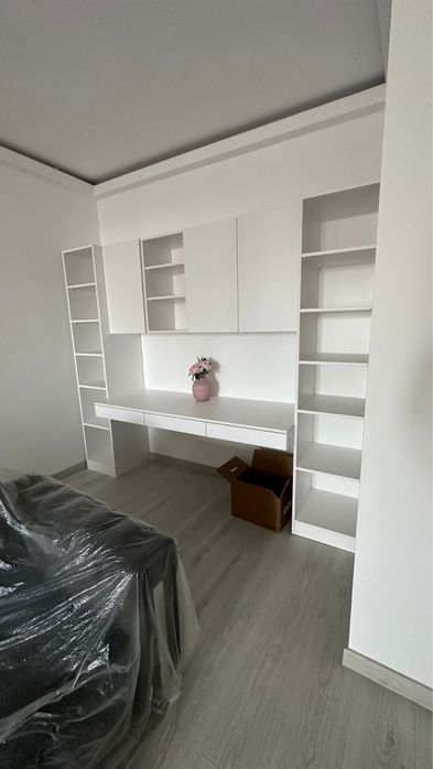 Birou alb cu rafturi