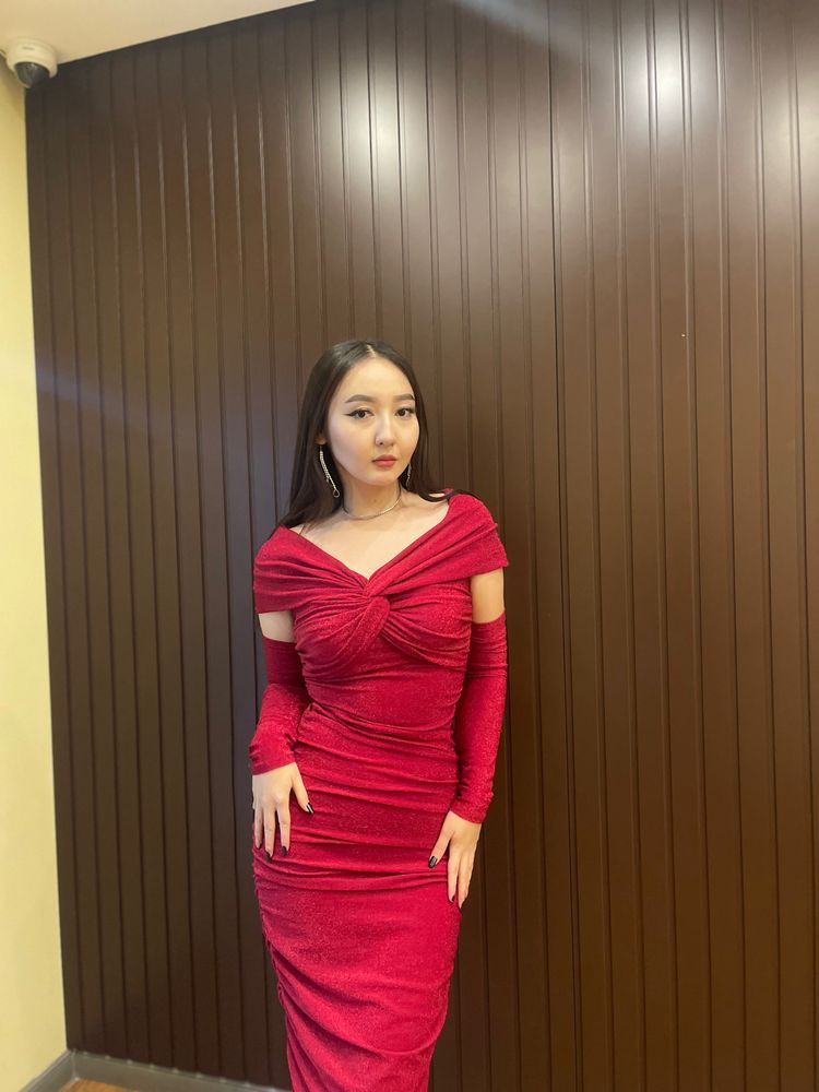 красное блестящее платье