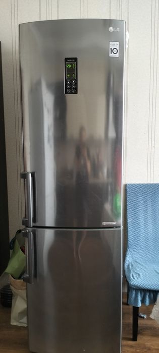 Холодильник с морозильной камерой