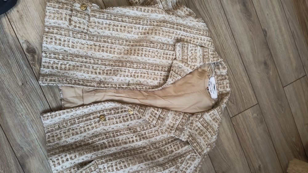 Sacou din stofa de calitate care conține și lână