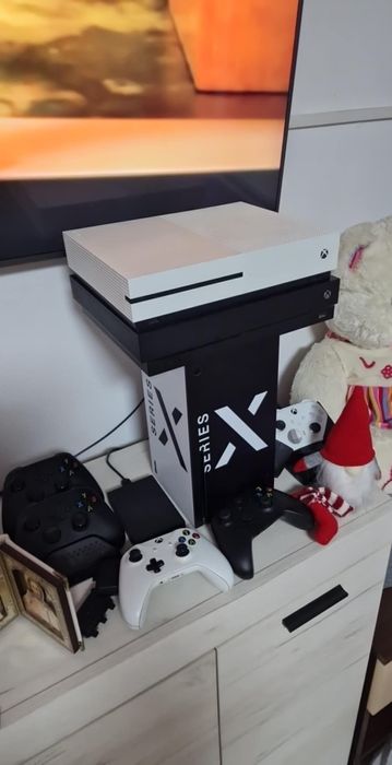 Consola Jocuri Xbox One X 1TB, Controller
