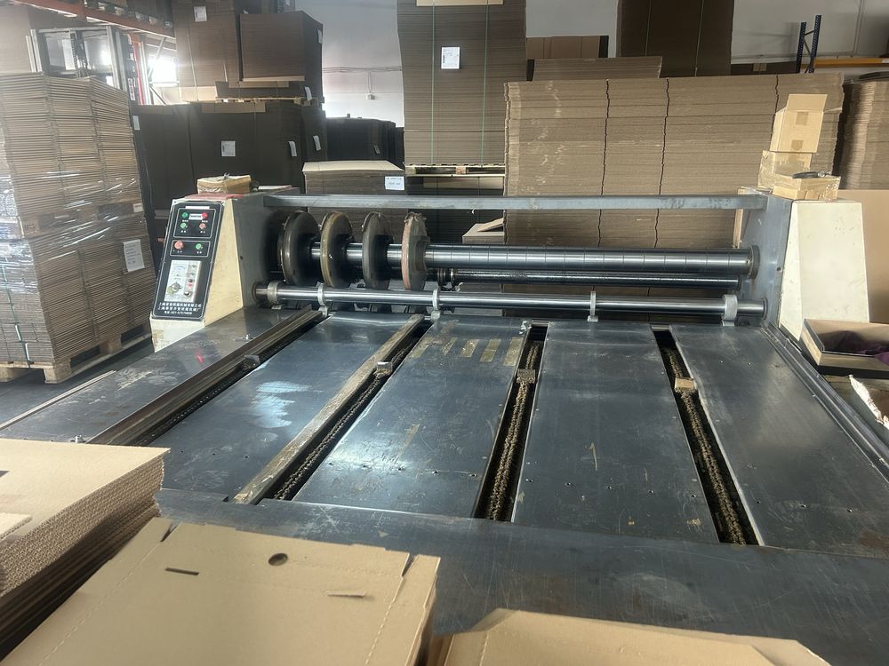 Vând utilaje pentru producție cutii carton.