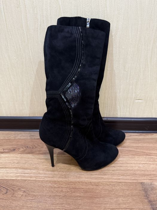 Сапоги женские зимние , натуральная замша в отличном состоянии.