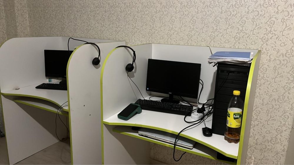 5 комплектов ПК со столами и стульями