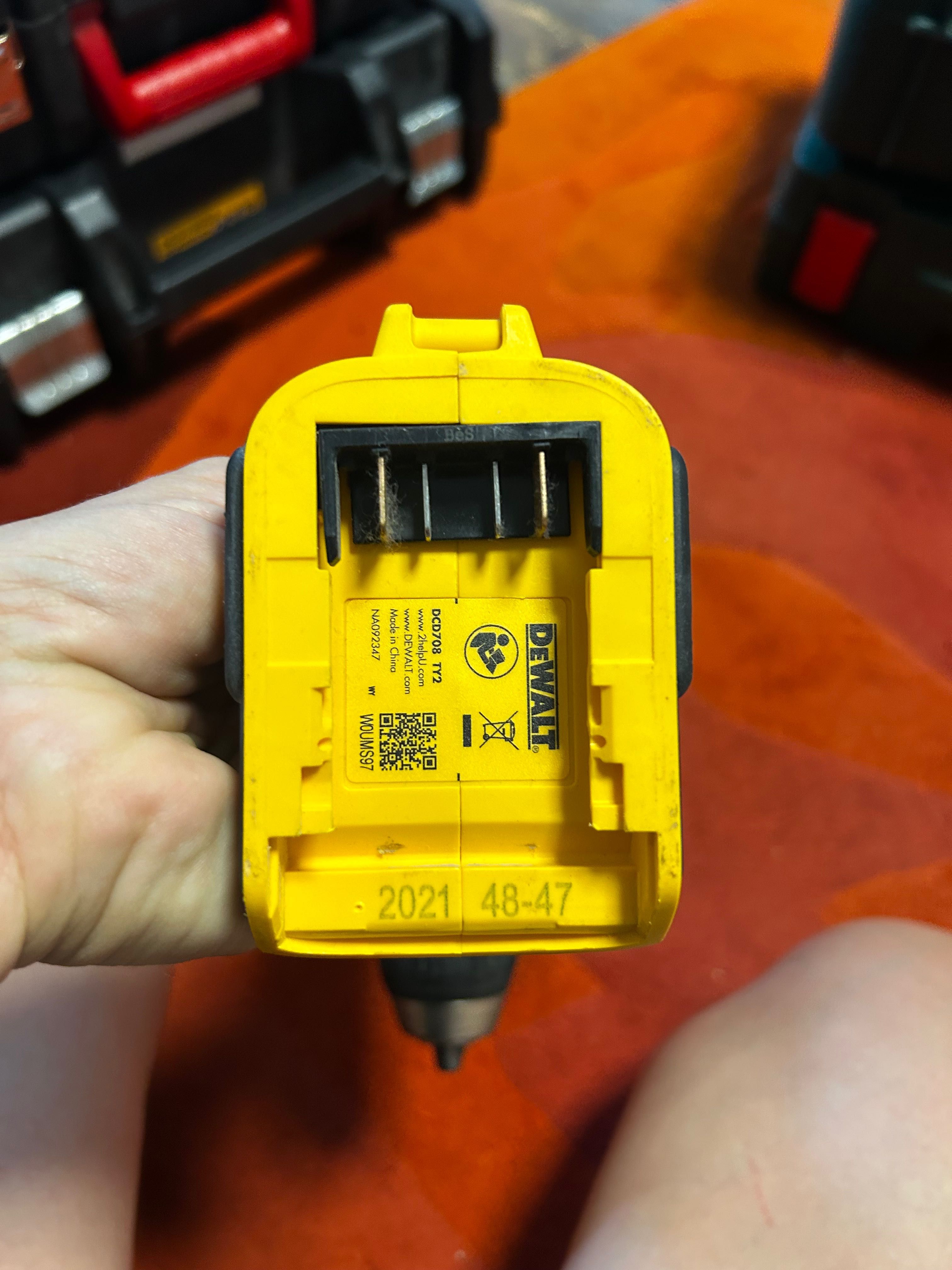 Акумулаторен ударен винтоверт DEWALT DCD795D 2 комплект с DCD708 TY2