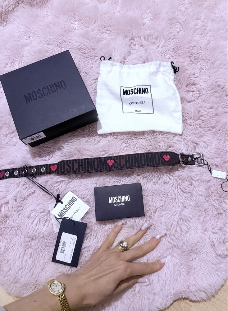 Zgarda de caine Moschino