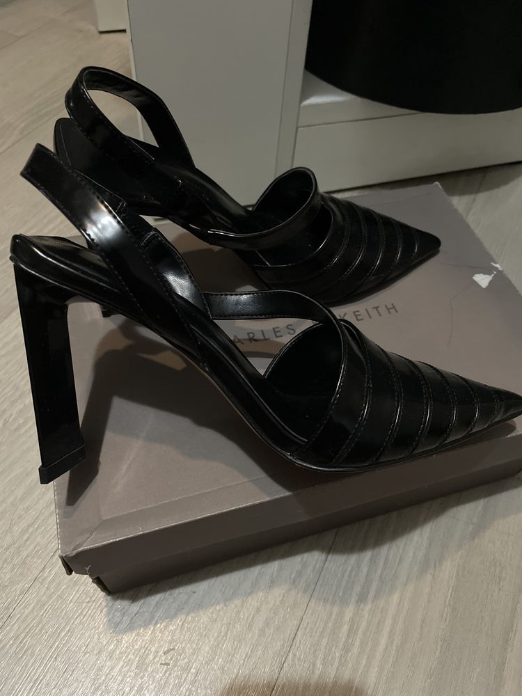 Продам туфли charles keith