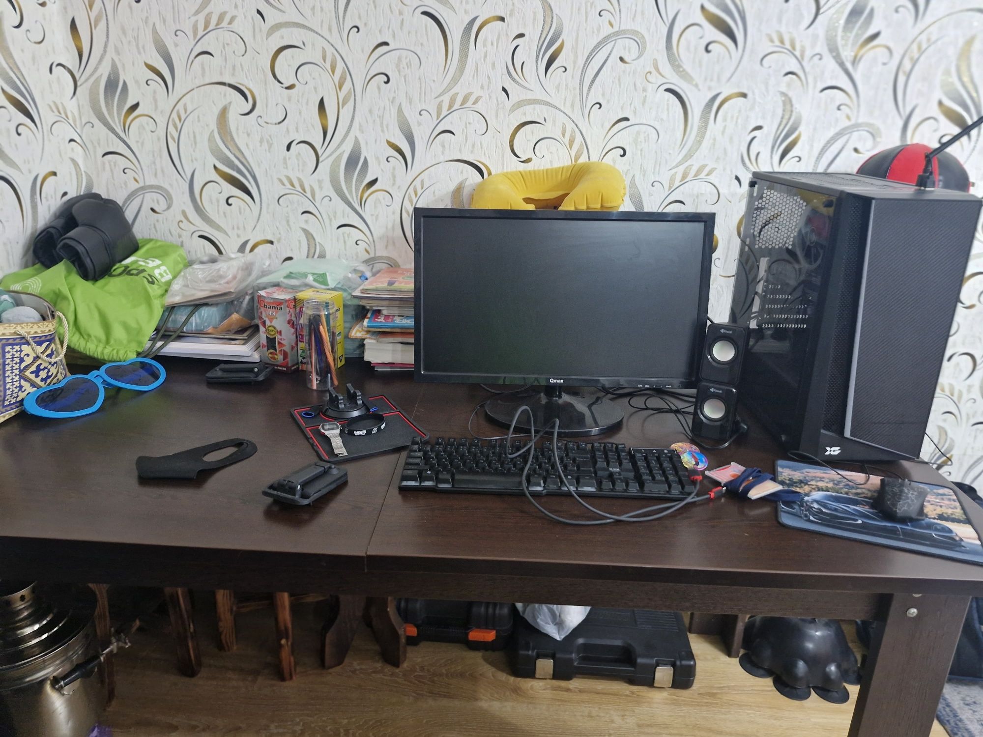 Продам гостевой стол из дерева