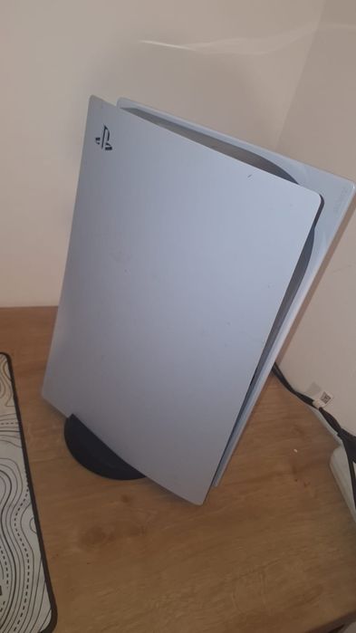 Vând PlayStation 5